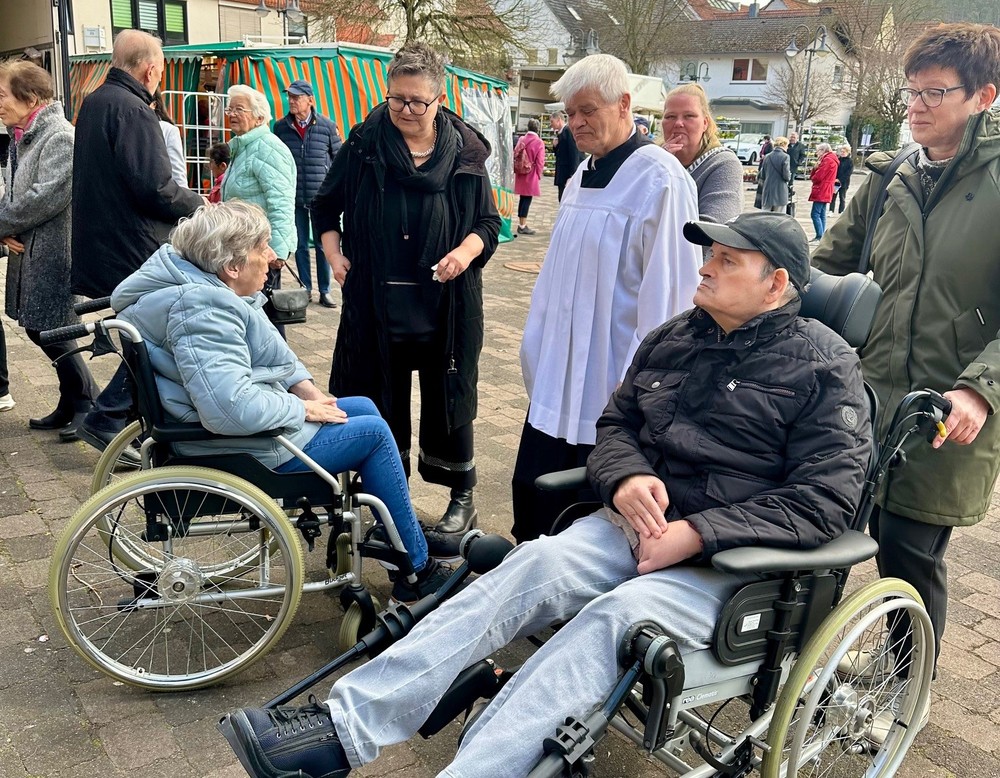 Vor der Propstei Kirche