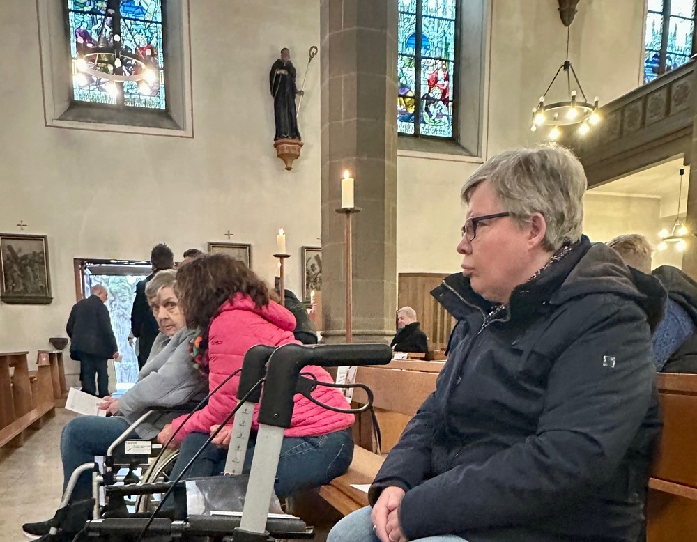 Gespanntes Warten auf den Beginn des Gottesdienstes.