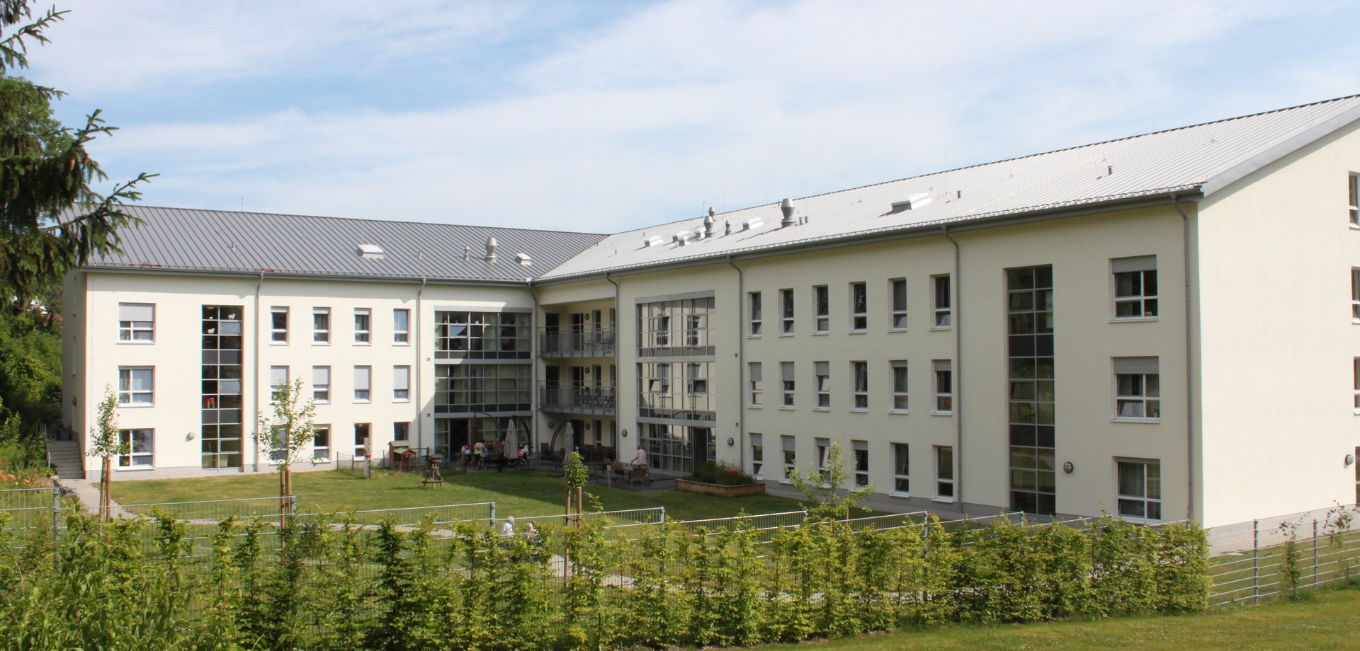 Pfleger spielt mit Patient